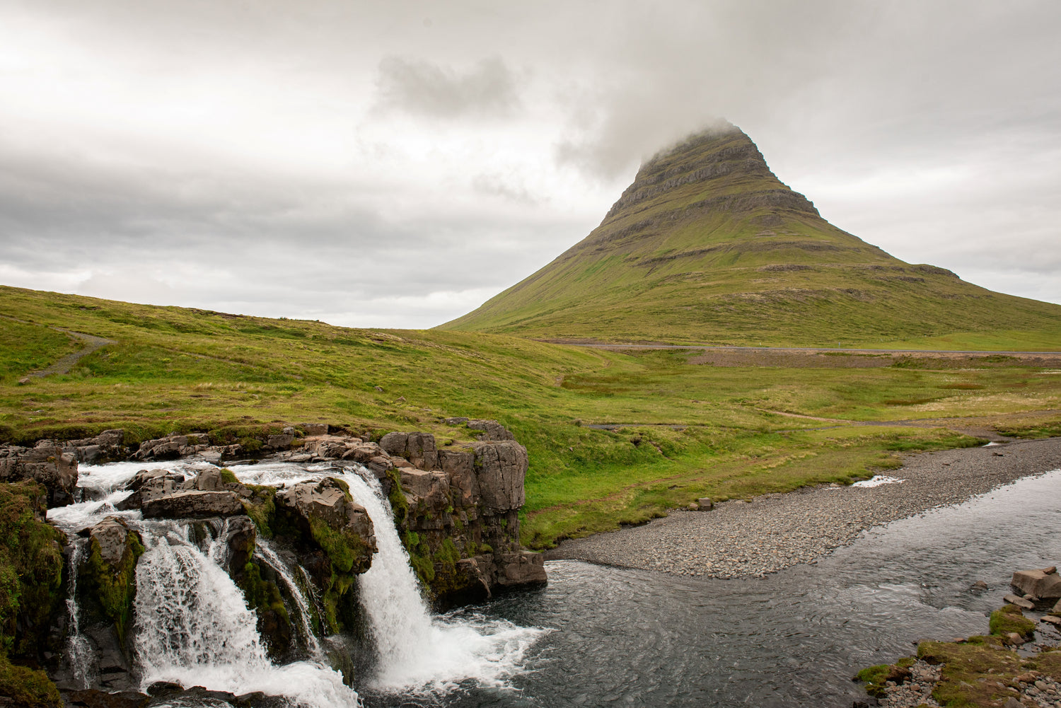 Vue panoramique sur la montage islandaise Kirkjufell et sa cascade