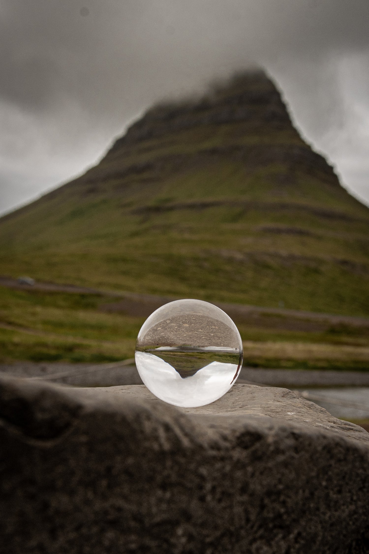 Sphère Photo posée sur un rocher reflétant une montage islandaise nommée Kirkjufell