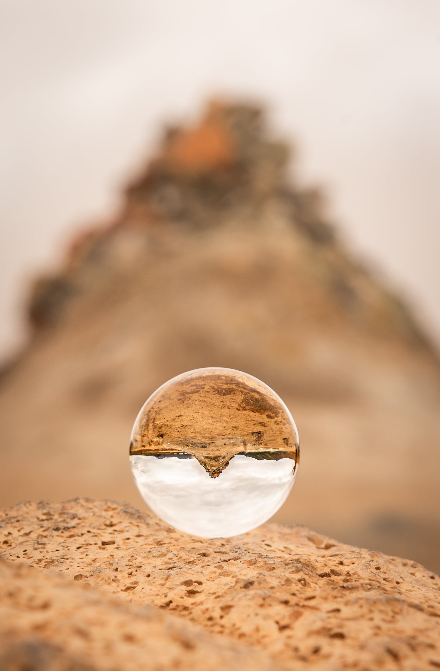 Sphère Photo en verre posée sur un rocher reflétant un volcan islandais