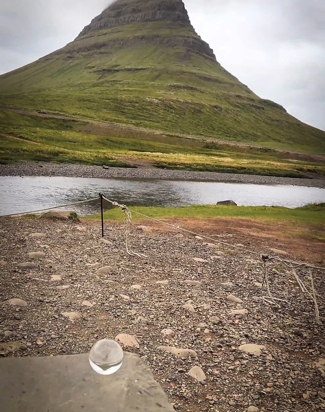 Sphère Photo posée sur un rocher devant la montage Islandaise Kirkjufell